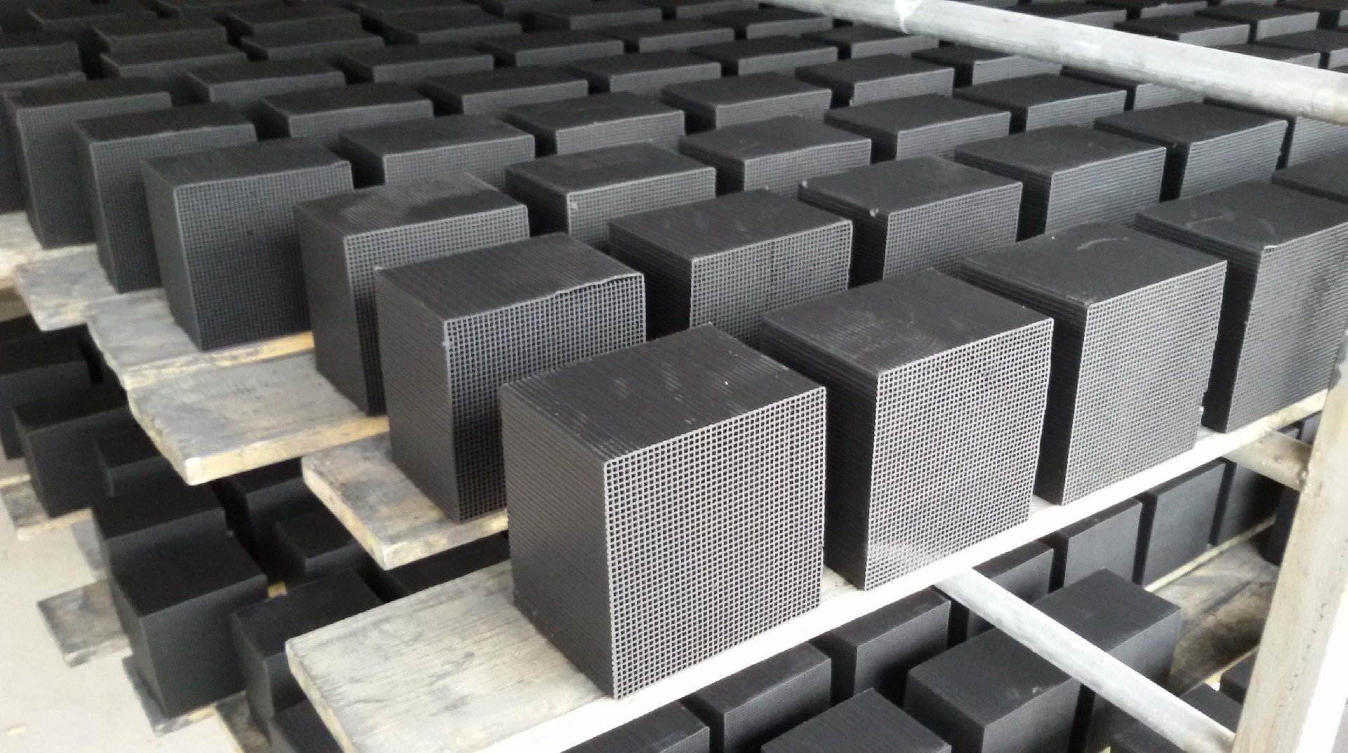 高碘值蜂窩活性炭如何制作成呢？孔徑是多大呢？你知道嗎